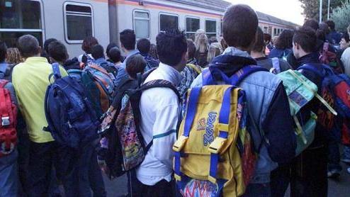 I sindaci a fianco dei pendolari: «Sospendete il treno Regiostar»