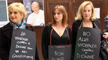 Alla messa in decoltè e con cartelli al collo contro don Corsi