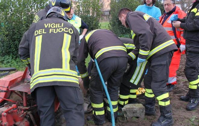 Rimane imprigionato sotto il trattore 