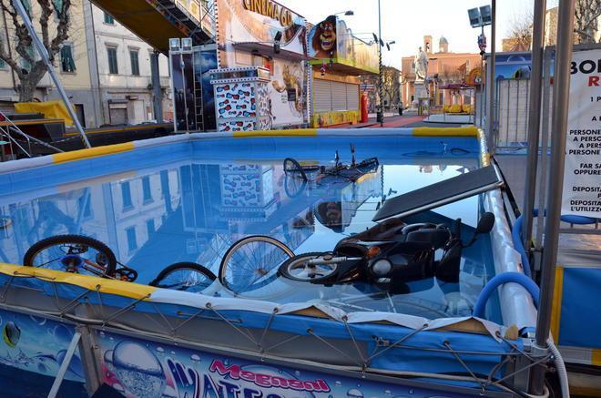 Biciclette e scooter nella vasca del parco giochi 