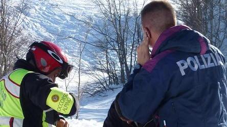 Grave ragazzo caduto con gli sci nello snowpark