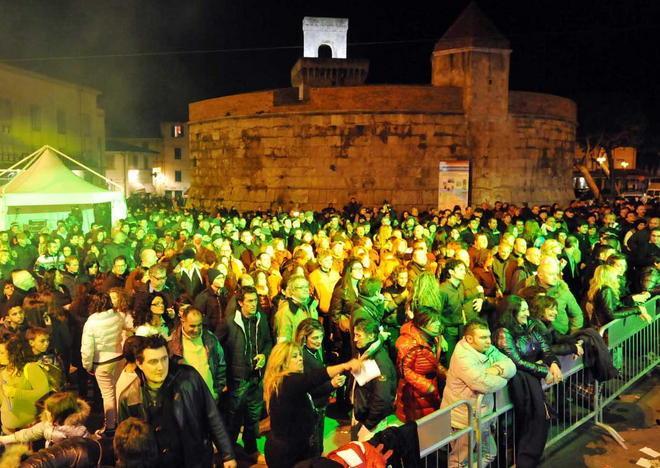 Piazze come discoteche e poi i fuochi d’artificio 