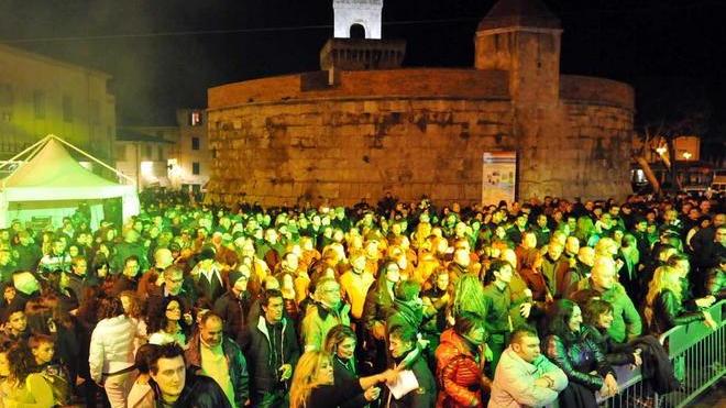 Piazze come discoteche e poi i fuochi d’artificio