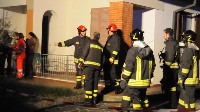 A fuoco la coperta, muore anziana