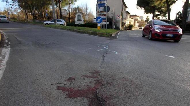 Auto contro bici, grave anziano