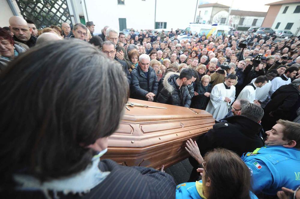 Rabbia e lacrime ai funerali di don Mario 