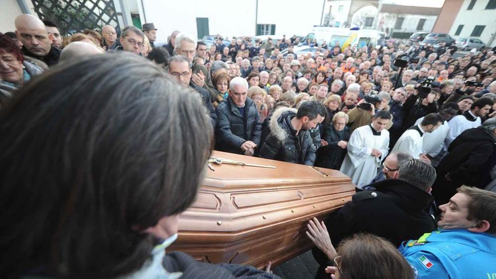 Rabbia e lacrime ai funerali di don Mario