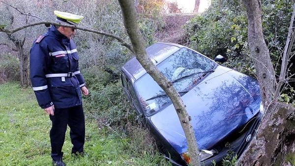 Finisce con l’auto in un dirupo, poi fugge a piedi