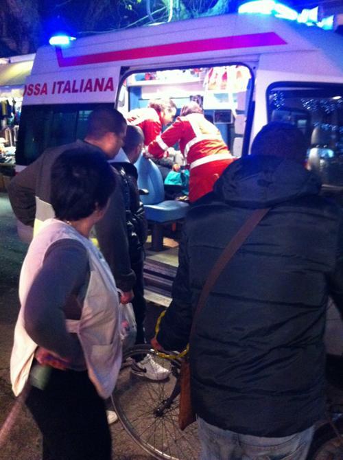 Pugnalato in centro davanti ai passanti 