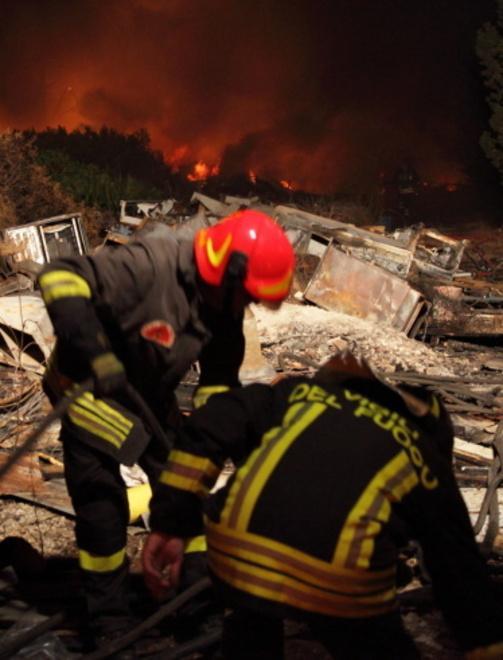 Incendio nel campo rom, borgata in rivolta 