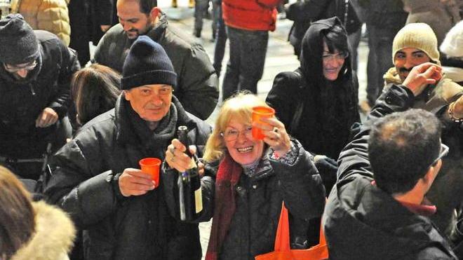 Parata nelle vie del centro e lungo brindisi in piazza