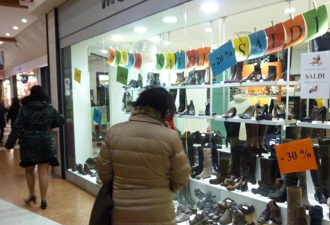 Prima domenica di sconti nei negozi 