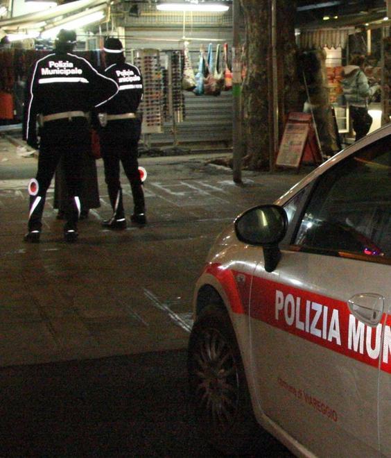 Escono dalla festa in un locale e sfondano vetrata con l’auto 
