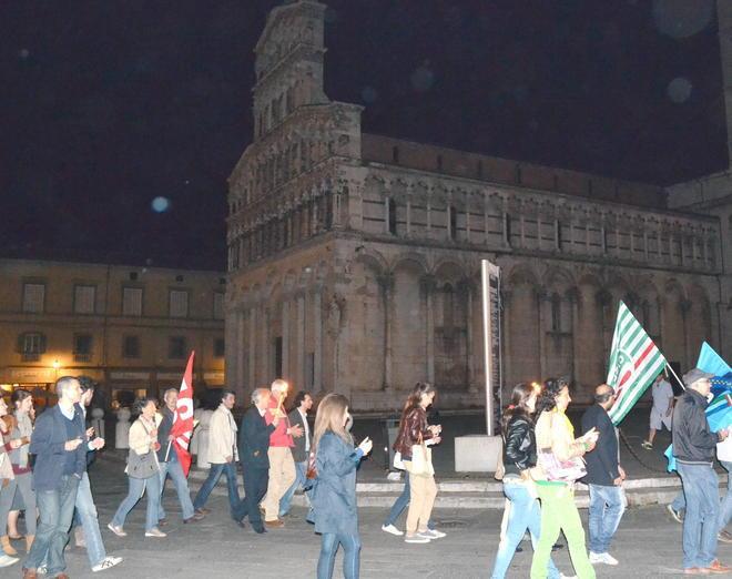 Si sfila in silenzio per chiedere la pace