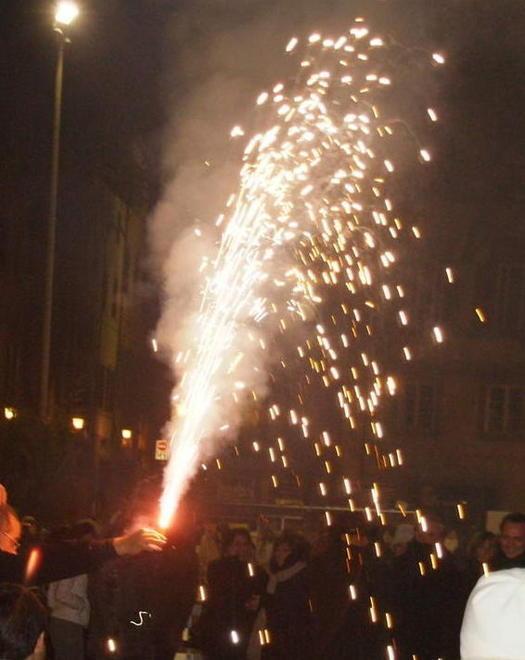 Doppio brindisi in piazza con sottofondo musicale