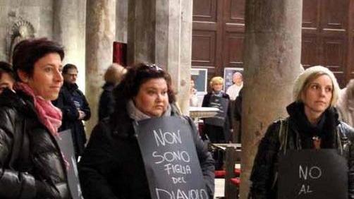 Flash e telecamere alla protesta in Duomo