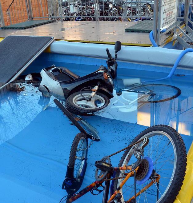 Biciclette e motorino gettati in acqua