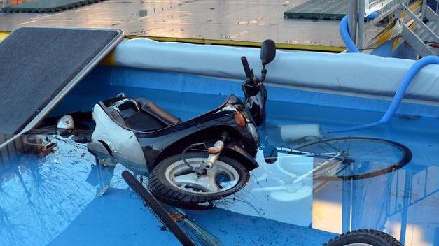 Biciclette e motorino gettati in acqua