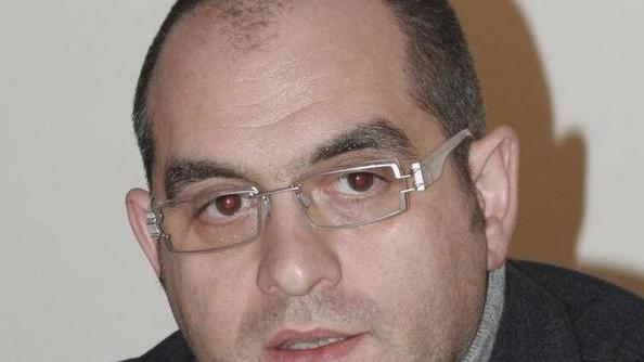 Il responsabile dei trasporti ferroviari dà buca ai pendolari