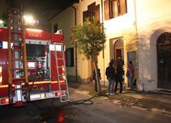Incendio in casa, intossicata una donna 