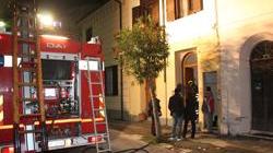 Incendio in casa, intossicata una donna