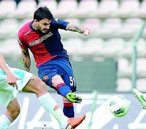 Il Cagliari si affida a Pinilla per mettere sotto il Genoa 