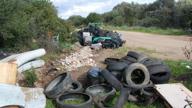 Pneumatici e altri rifiuti, una discarica a Santa Mariedda
