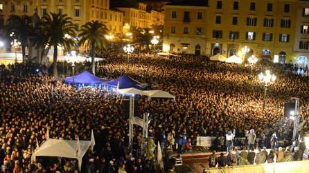 Beppe Grillo in piazza: bagno di folla a Sassari 