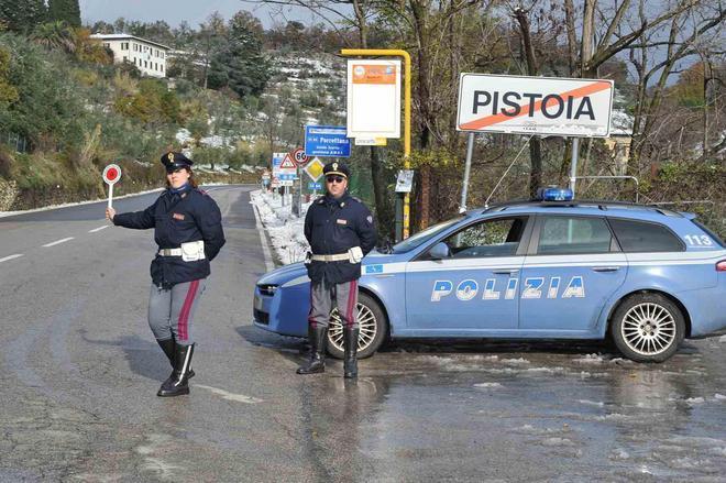 Una pattuglia della Polizia Stradale di Pistoia ad un posto di controllo