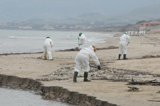 Marea nera nel golfo dell’Asinara, tre rinvii a giudizio 