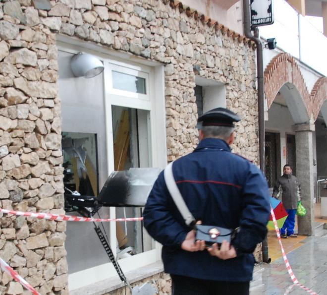 Fanno esplodere il Postamat, arrestati 