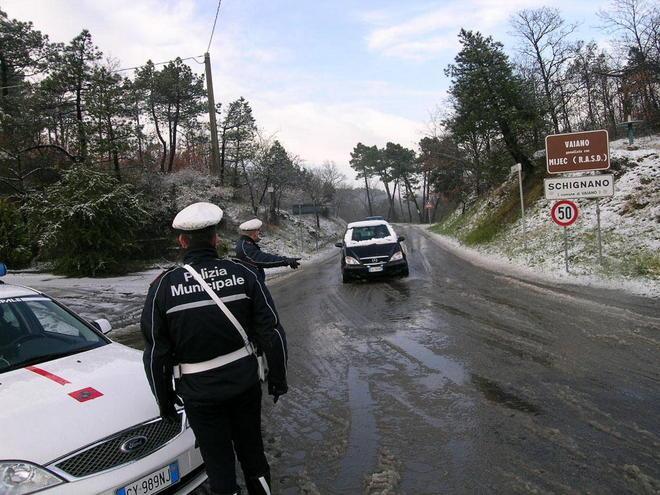 L’olio non viene via dall’asfalto, chiuso un tratto di via Cantagallo 