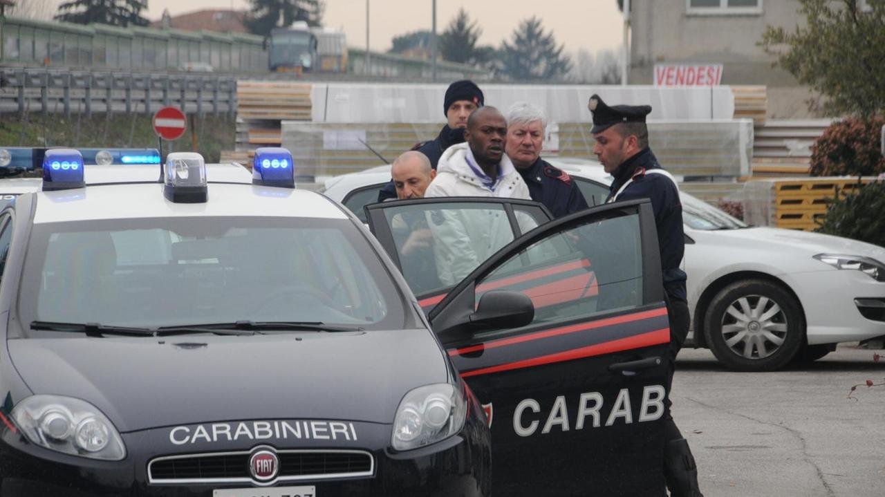 Tensione al centro di accoglienza per otto immigrati che fanno resistenza