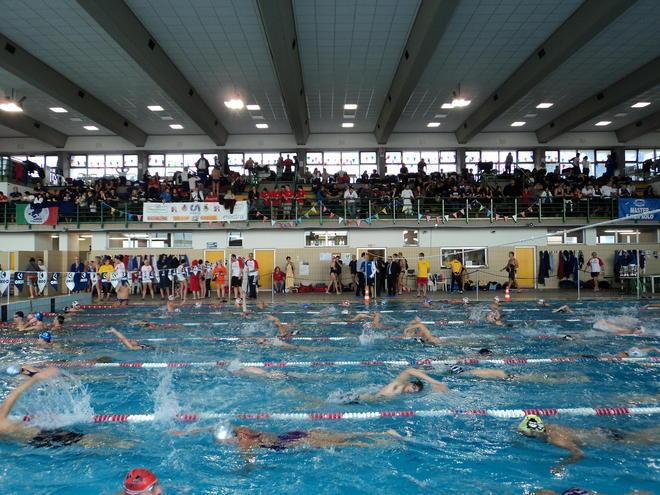 Pericolo crolli in piscina: allarme per il tetto dell’impianto 