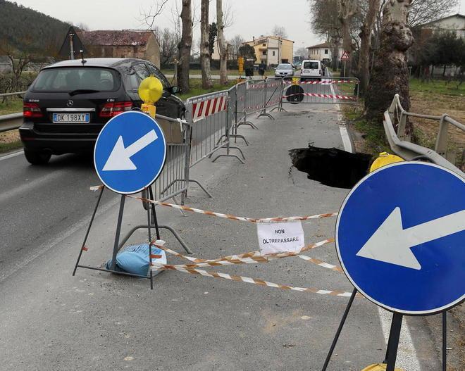 Cede la Provinciale a Gavena: la carreggiata è ristretta 