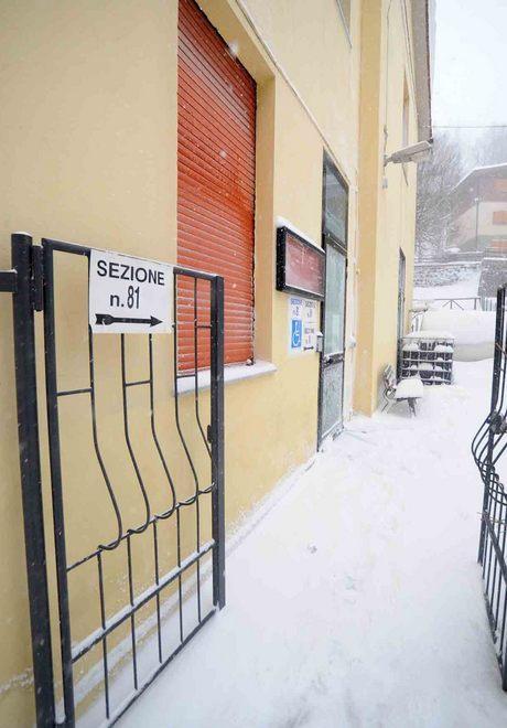 Ferrovia Porrettana in tilt decine di studenti a piedi 