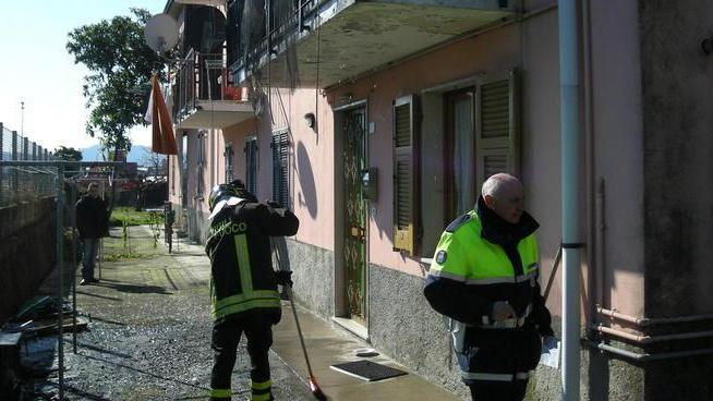 Veranda a fuoco, paura in un condominio