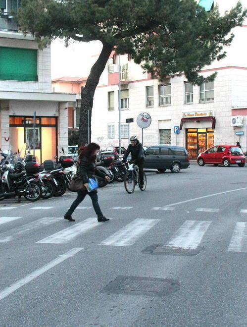 «Strisce pericolose» Il paradosso di via Lorenzini 