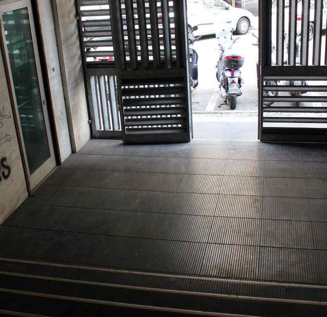 A casa dell’arrestato una collezione di cento coltelli