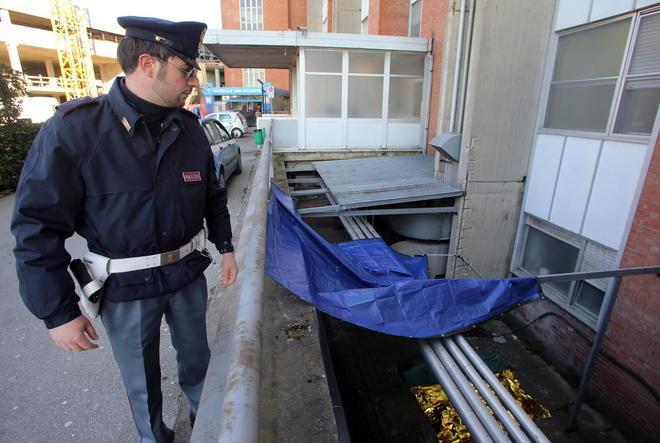 Suicidio all’ingresso dell’ospedale 