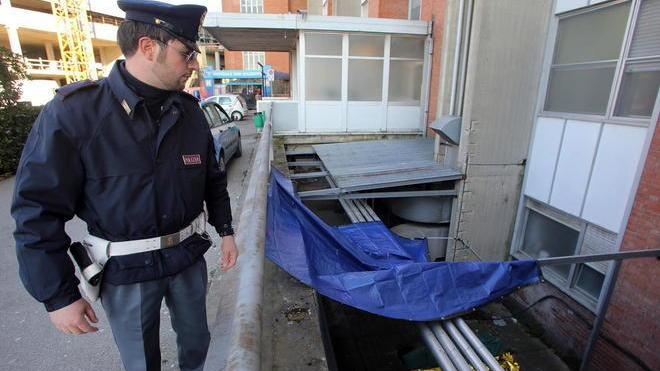 Suicidio all’ingresso dell’ospedale