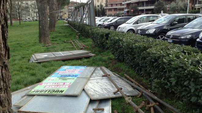 Vento forte, divelti dieci metri di cartelloni elettorali a Maliseti