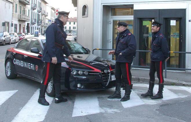 Forzarono la macchina cambia soldi, fuggendo con 1500 euro 