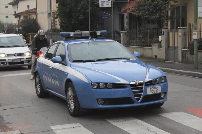 Inseguiti si schiantano con la Mercedes contro una catasta di legna 