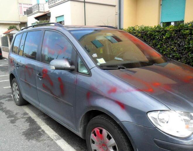 Scritte e scarabocchi alla sede di Rifondazione e sull’auto del segretario 