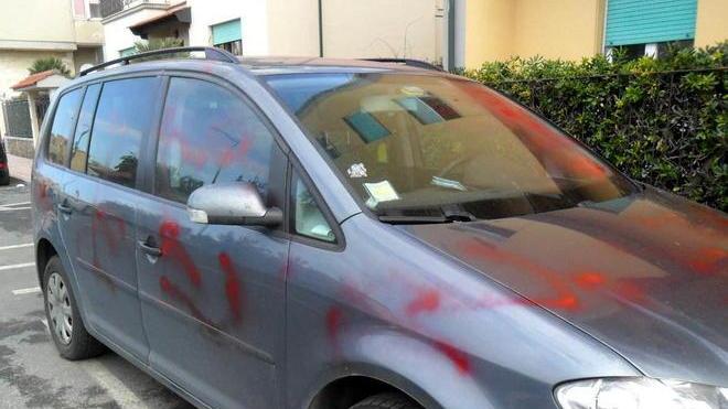 Scritte e scarabocchi alla sede di Rifondazione e sull’auto del segretario