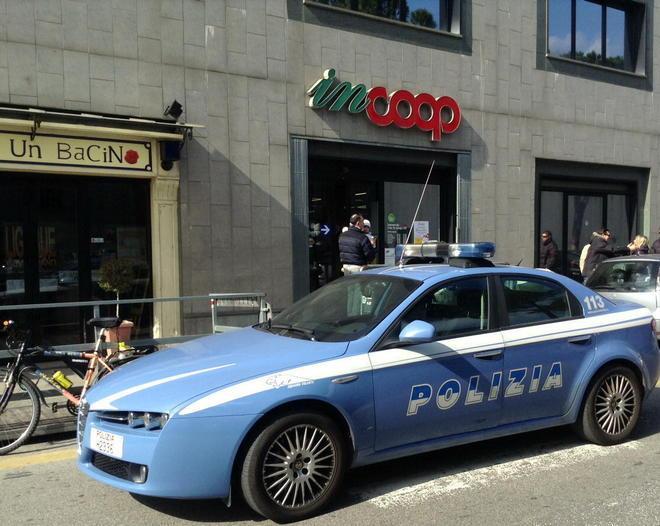 Armato di pistola rapina la Coop di via Bologna 