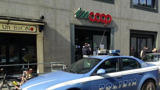 Armato di pistola rapina la Coop di via Bologna