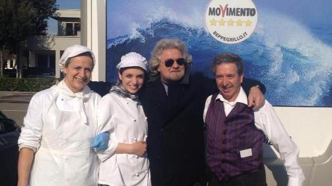 Grillo, tuffo in piscina poi si blinda in casa