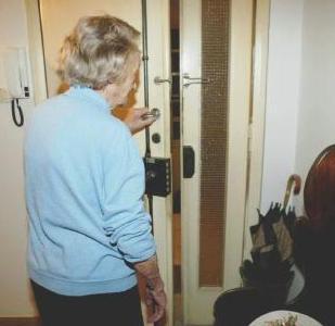 Tre truffe in poche ore, via gioielli e soldi ad anziane